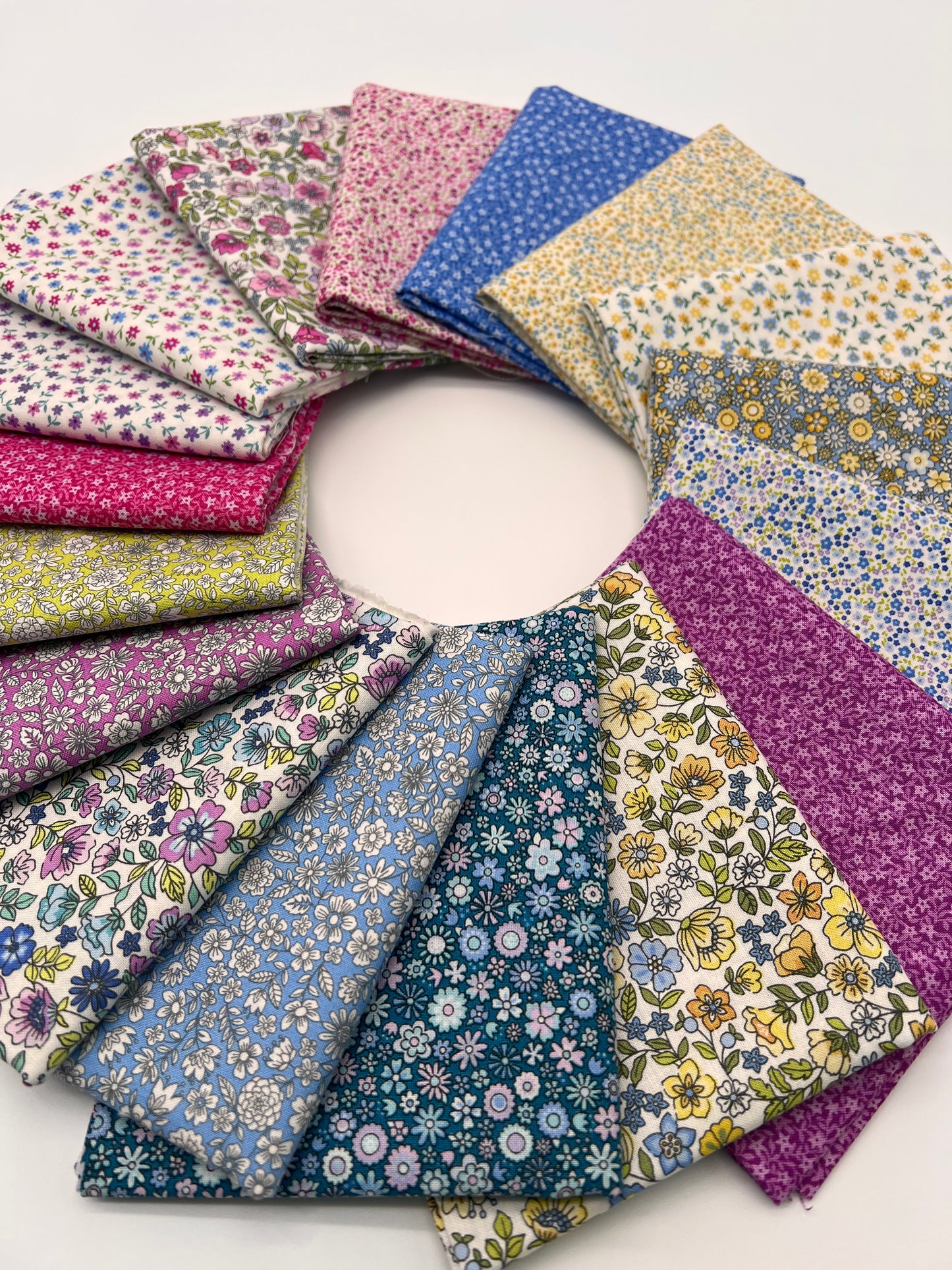 Country Cuttings by Sarah J for Andover 17 Fat Quarters